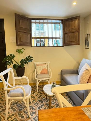 a living room with a couch and chairs at Lindo Dúplex Centro Histórico in Guaduas