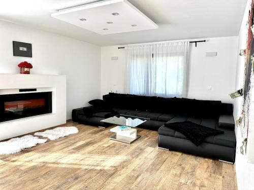 Spacious Cosy Apt with Pool and Parking