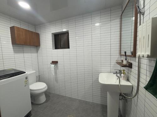 un bagno bianco con un water e un lavandino di 7pp aloha stay OlympicPark KSPO JYP LotteWorld a Seul