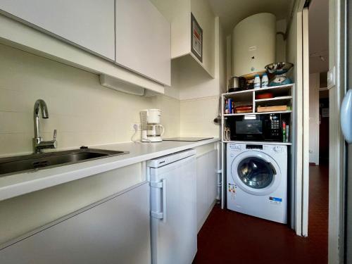 une cuisine avec un évier et une machine à laver dans l'établissement Studio avec terrasse, parking à 170m de la plage - FR-1-309-463, à Collioure