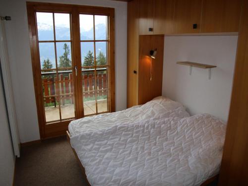 Extravagant apartment with view tesisinde bir odada yatak veya yataklar