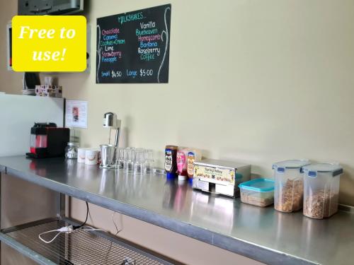 een toonbank met eten erop en een bordje waarop staat: gratis te gebruiken bij The Corner Store B&B in Stawell