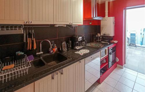 une cuisine avec un évier et une cuisinière four supérieur dans l'établissement Beautiful Home In Grand-Fort-Philippe, à Grand-Fort-Philippe