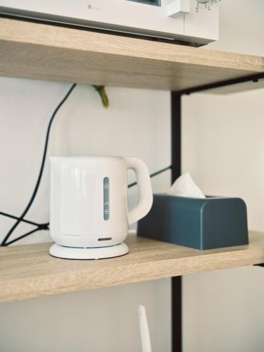 a coffee maker on a shelf with a microwave at vetta kumamoto shinyashiki 701 in Kumamoto