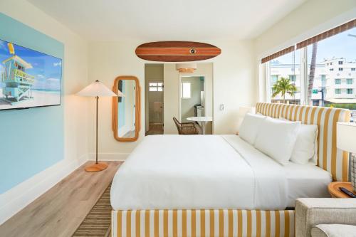 a hotel room with a bed and a couch at Aloha Fridays in Miami Beach