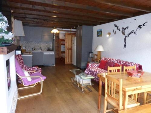 un salon avec un canapé et une table dans l'établissement Appartement T2 confortable à Pra Loup 1600, 4 couchages - FR-1-804-17, à Uvernet