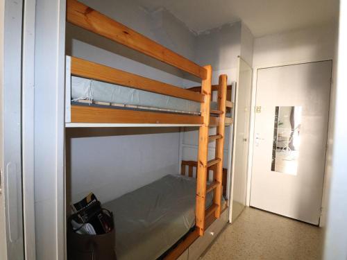 une chambre avec deux lits superposés et une échelle dans l'établissement Studio cabine avec balcon et parking à La Grande-Motte - FR-1-307-275, à La Grande Motte