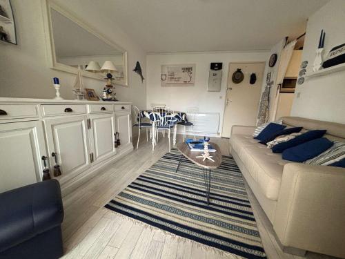 un salon avec un canapé et une table dans l'établissement Appartement 2 pièces à Royan/Pontaillac avec balcon et parking - FR-1-494-203, à Royan