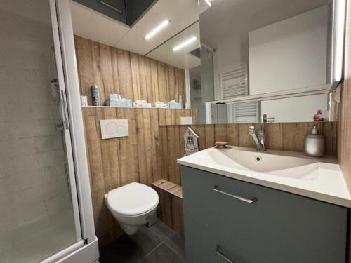 une salle de bain avec un lavabo, des toilettes et un miroir dans l'établissement Appartement 2 pièces à Royan/Pontaillac avec balcon et parking - FR-1-494-203, à Royan
