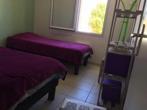 Cette chambre comprend 2 lits, un miroir et une fenêtre. dans l'établissement Villa agréable à 700m de la plage - FR-1-336-161, à Longeville-sur-Mer