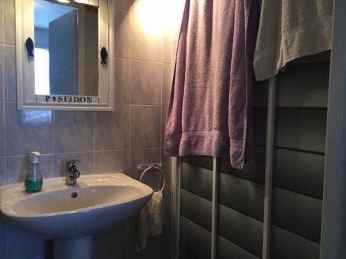 une salle de bain avec un lavabo et un miroir dans l'établissement Villa agréable à 700m de la plage - FR-1-336-161, à Longeville-sur-Mer