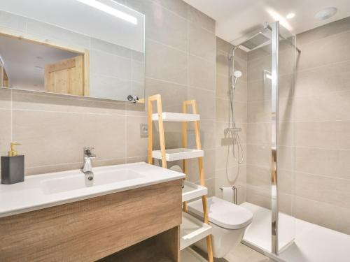 une salle de bain avec un lavabo, des toilettes et une douche dans l'établissement Duplex 8 pers moderne, centre Morzine, proche télécabines - FR-1-684-69, à Morzine