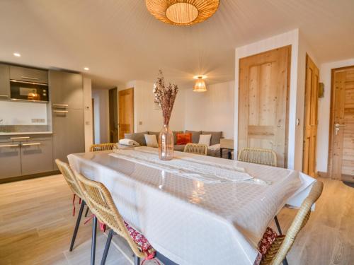 une salle à manger avec une table et des chaises blanches dans l'établissement Duplex 8 pers moderne, centre Morzine, proche télécabines - FR-1-684-69, à Morzine