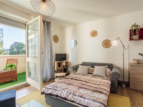 une chambre avec un lit et une grande fenêtre dans l'établissement Studio moderne avec balcon et parking à Biarritz - FR-1-3-625, à Biarritz