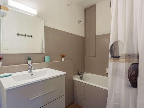 une salle de bain blanche avec un lavabo et une baignoire dans l'établissement Studio moderne avec balcon et parking à Biarritz - FR-1-3-625, à Biarritz