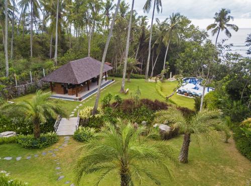 an aerial view of a house with a garden at Villa Ronggo Mayang at Balian beach in Antasari