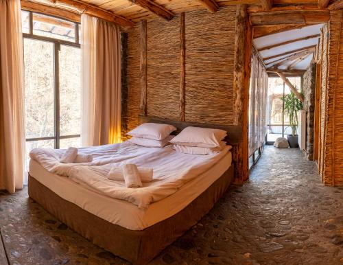Postel nebo postele na pokoji v ubytování Bedouin Forest Residence