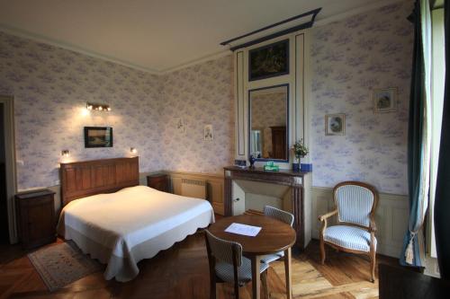 Ένα ή περισσότερα κρεβάτια σε δωμάτιο στο Chateau de Vouilly