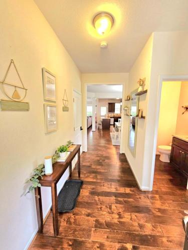 Spacious home in Chesapeakeにあるキッチンまたは簡易キッチン