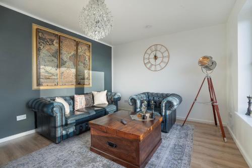 Una sala de estar con sofás y una mesa de café. en The Tarantino - Grampian Lettings, en Aberdeen
