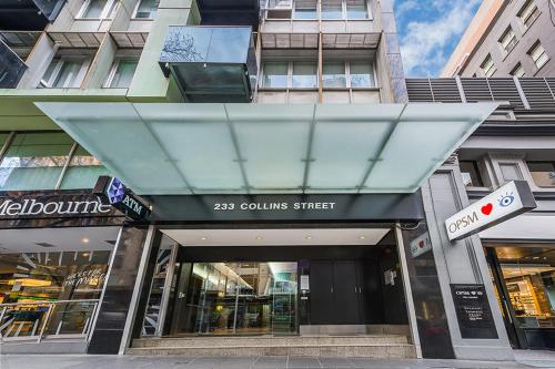 a fachada de um prédio com telhado de vidro em Absolute Collins Apartments em Melbourne