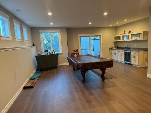 Η κουζίνα ή μικρή κουζίνα στο Bellevue Luxury Home