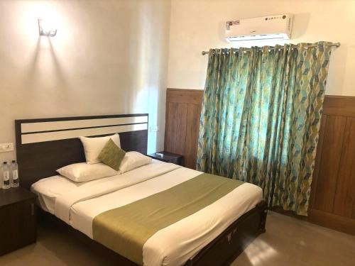 Postel nebo postele na pokoji v ubytování Lakkidi Village Resort Wayanad