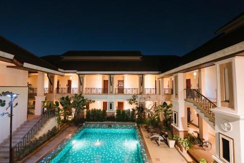 a swimming pool in the middle of a building at La Seine City Resort, Chiang Mai in Chiang Mai