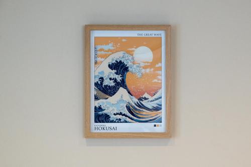 a framed picture of the wave on a wall at TKD HOUSE Furano 2 in Furano