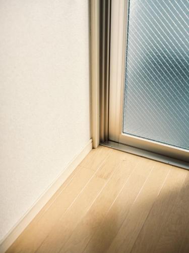 an empty room with a window and a wooden floor at vetta kumamoto shinyashiki 703 in Kumamoto