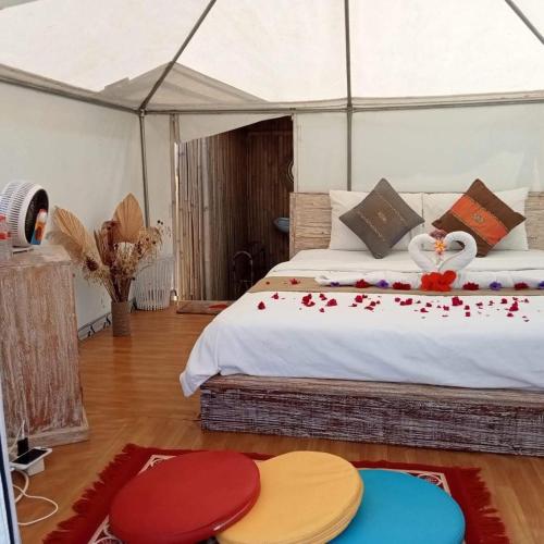 a bedroom with a bed in a tent at La Danu Glamping in Kubupenlokan