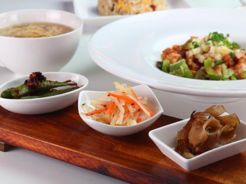 a tray with bowls of food on a table at Pension Kobekko in Otari