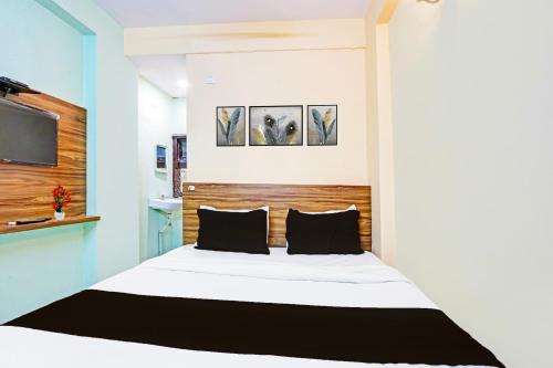 Postel nebo postele na pokoji v ubytování Super Hotel O Karimnagar