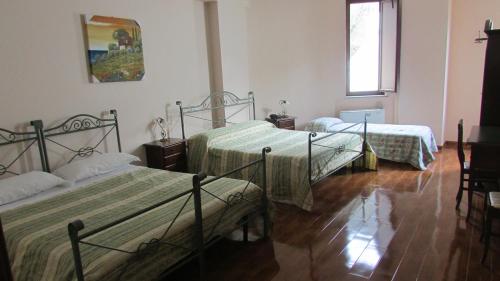 En eller flere senge i et værelse på Hotel Al Palazzetto Set Fair