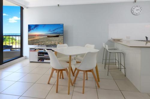 Η κουζίνα ή μικρή κουζίνα στο Beachside 1 BDR Ocean View Apartment Broadbeach