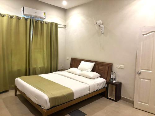 Postel nebo postele na pokoji v ubytování Lakkidi Village Resort Wayanad