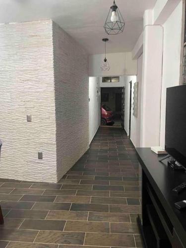 an empty hallway with a room with a car at Casa de 4 Habitaciones para 10 personas en el centro de la ciudad in Morelia