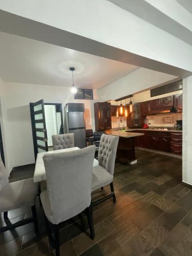 a kitchen and dining room with a table and chairs at Casa de 4 Habitaciones para 10 personas en el centro de la ciudad in Morelia