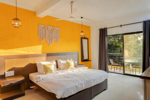 A bed or beds in a room at Earthy Hostel & Suites - Morjim