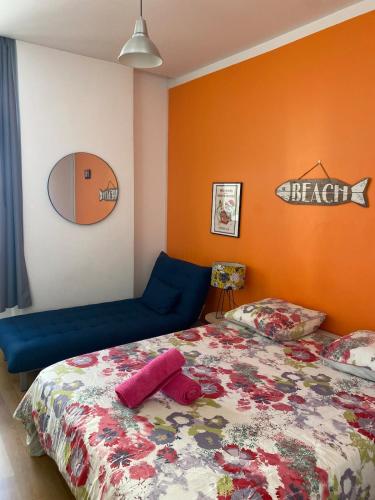 une chambre avec un lit et un canapé bleu dans l'établissement Cosy studio 20m2 Marseille Vieux-Port, à Marseille