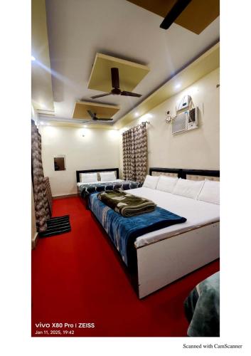 Un pat sau paturi într-o cameră la Shri Bhagwati Paying Guest House