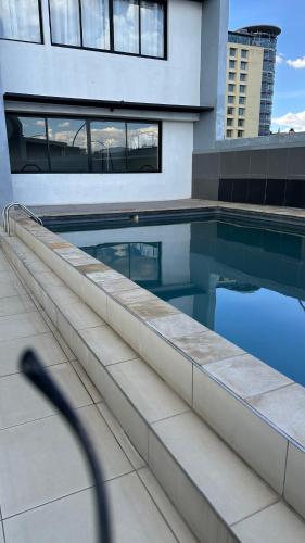 Πισίνα στο ή κοντά στο Nghilipe On 77 Independence Apartment