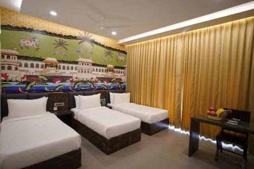 Postel nebo postele na pokoji v ubytování Hotel Sastha Grand