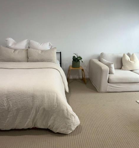 Una cama o camas en una habitación de Cozy Studio with Private Entrance & Ensuite