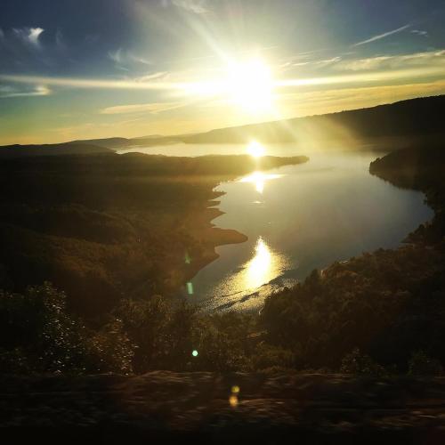 - une vue sur la rivière et le soleil dans le ciel dans l'établissement Camping Bourbon Verdon, à La Palud-sur-Verdon