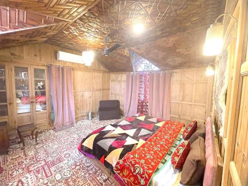 Giường trong phòng chung tại Lucky Kashmir Heritage Houseboat