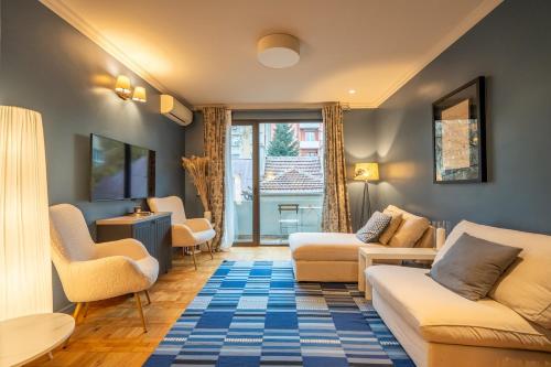 Stylish 2 BDRM Apt at NDK