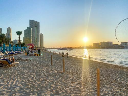 Modern 1BR Apartment Steps from Beach and Dubai Nightlife