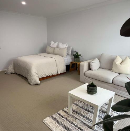Una cama o camas en una habitación de Cozy Studio with Private Entrance & Ensuite