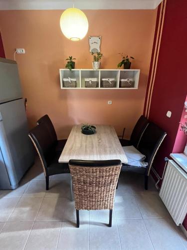 a table and chairs in a room at Tejfeles vendégház in Porva